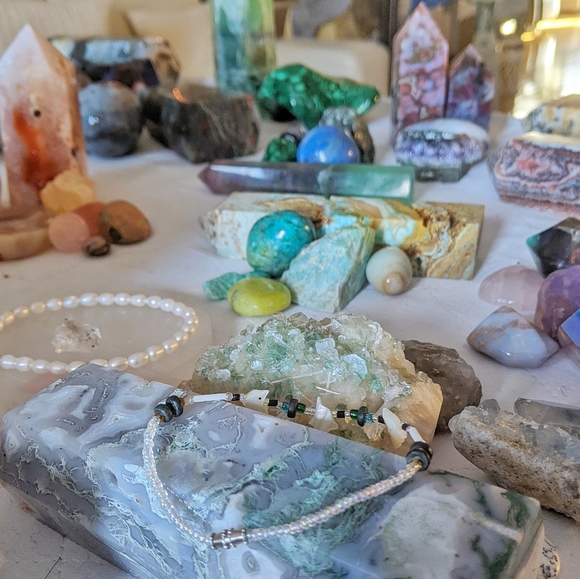 M MYSTERY CRYSTAL BOX ($120-250 retail value) - Picture 6 of 14